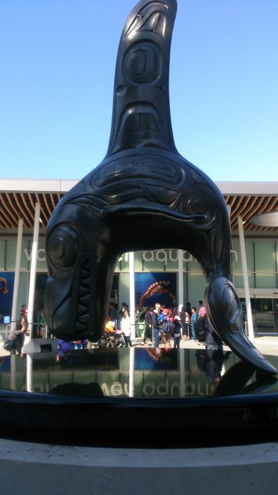 シャチのブロンズ像