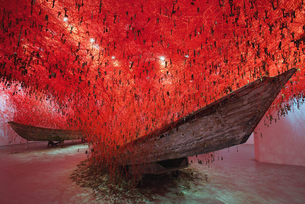 塩田千春『鍵のかかった部屋』は推測と憶測の止まらない、どこか愛くるしい展示会