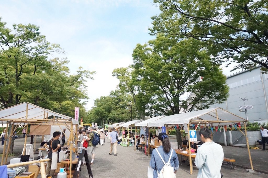 東京朝市「アースデイマーケット」は、人と触れ合いながら地球について考えられる場所。