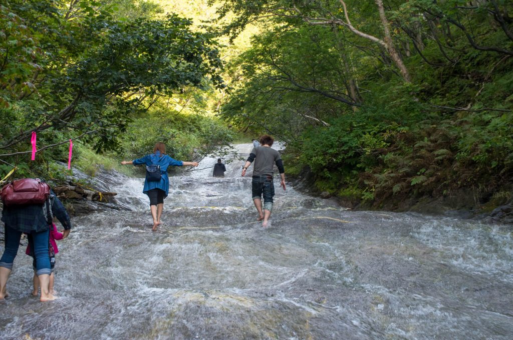 滝登りしないと入れない温泉「カムイワッカ湯の滝」がワイルド。服装などのコツも伝授します | TRIP'S（トリップス）