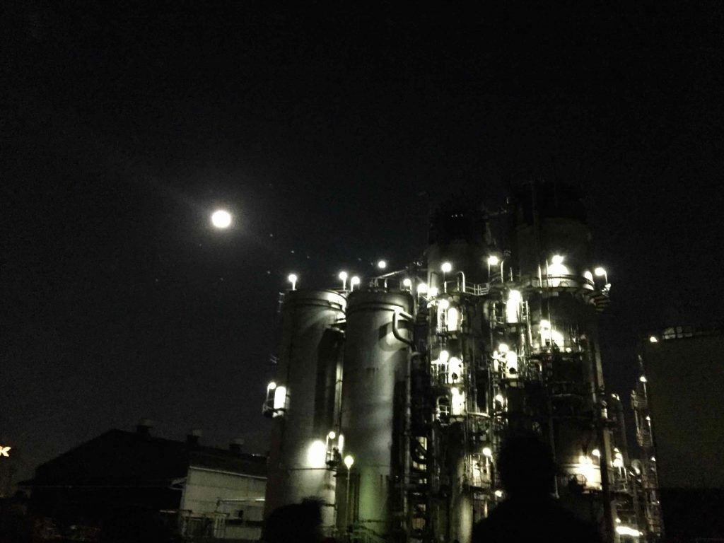 月と工場