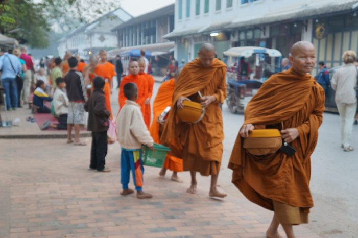 50人以上の僧が並ぶ 托鉢行列 とは ラオス ルアンパバーンでは観光客も参加できます Trip S トリップス