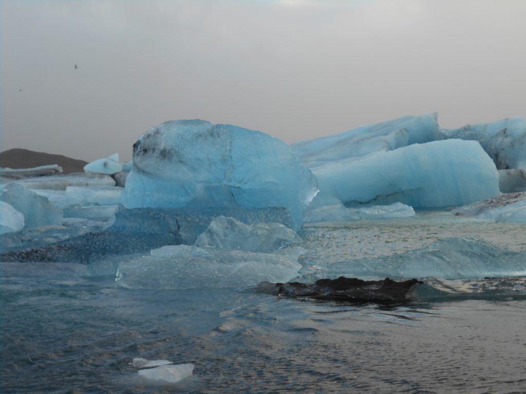 アイスランドの氷河で遭難 氷の洞窟探索ツアー で体感できることとは Trip S トリップス