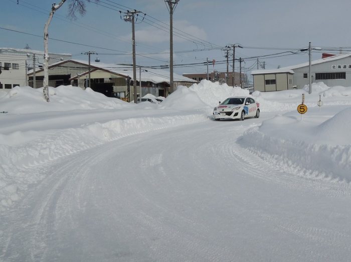 ドライビングスクールで学んできた冬道安全運転の原則