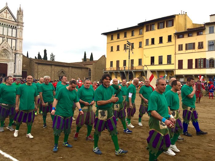 暴力ok 男達がつかみ合う フィレンツェ古式サッカー にルールはあるの Trip S トリップス