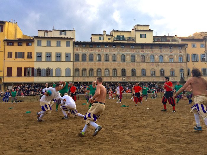 暴力ok 男達がつかみ合う フィレンツェ古式サッカー にルールはあるの Trip S トリップス