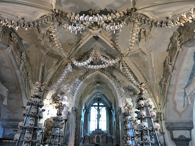 1万人の人骨で装飾されている礼拝堂がある。