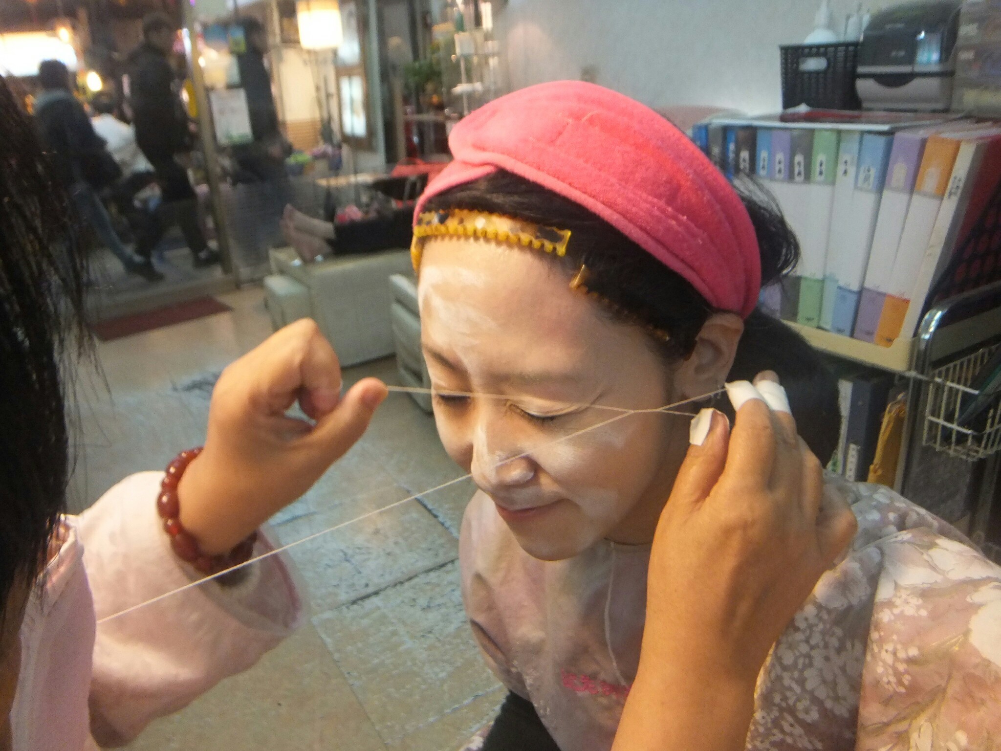 痛いけど効果あり 産毛を糸で除去する台湾の美容法 挽臉 ワンリェン を人気店で試す Trip S トリップス