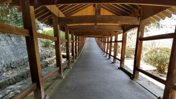 吉備津神社・本殿の奥には1579年の再建で全長360ｍにおよぶ廻廊
