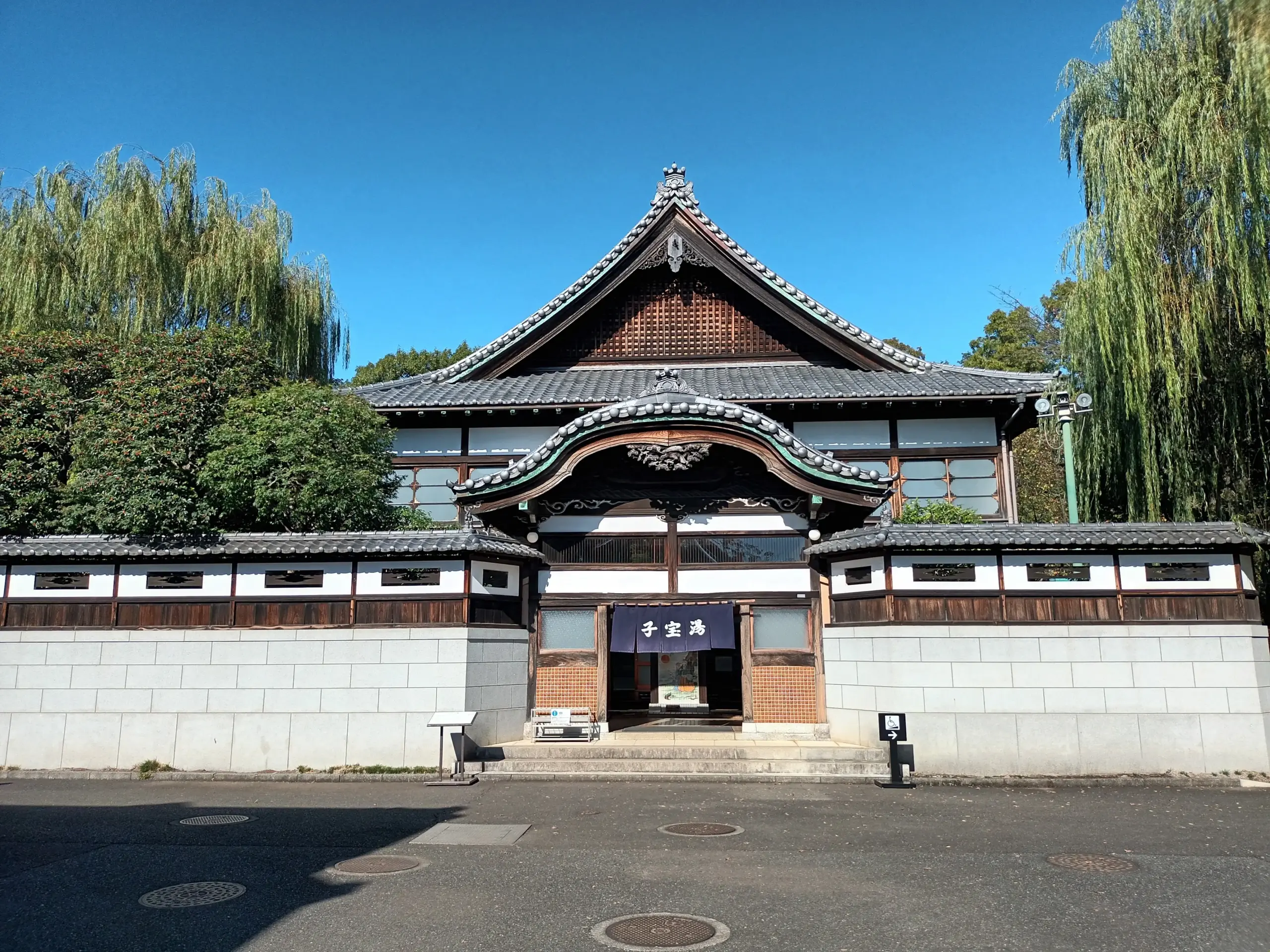 子宝湯は設定と屋根まわりが油屋に似ている？