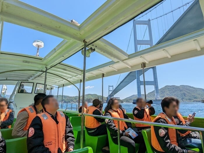 海面すれすれから瀬戸内海の絶景を楽しみながら、来島海峡大橋を真下から見学（橋くぐり）する体験も