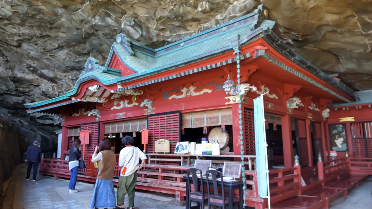 自然に作られた岩窟内に朱塗りの立派な本殿が鎮座します