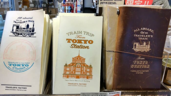 旅好きのための文房具 Travelers company_東京駅丸の内地下北口改札の近くにあるお洒落な文房具屋。思わず旅日記をつけたくなるようなこだわりの文房具が販売されています。おすすめは「トラベラーズノート」