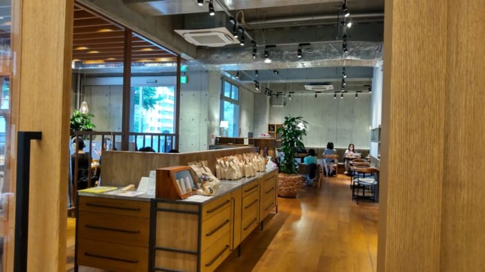 生活を豊かにする空間「堀川新文化ビルディング」本を読んだりパソコンで作業をしたりゆっくりと寛げるカフェ「Slow Page」