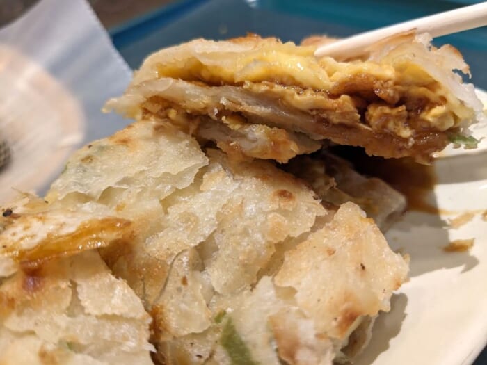 本格的な台湾の朝ごはんを大阪「wannna mannna（ワナマナ）」_蔥抓餅。ネギの入ったパイのような食感