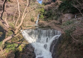 新幹線・地下鉄駅から徒歩10分の滝「布引の滝」