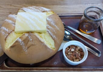 ふわふわ　ぐりとぐらのパンケーキが人気！西東京のコンマカフェ