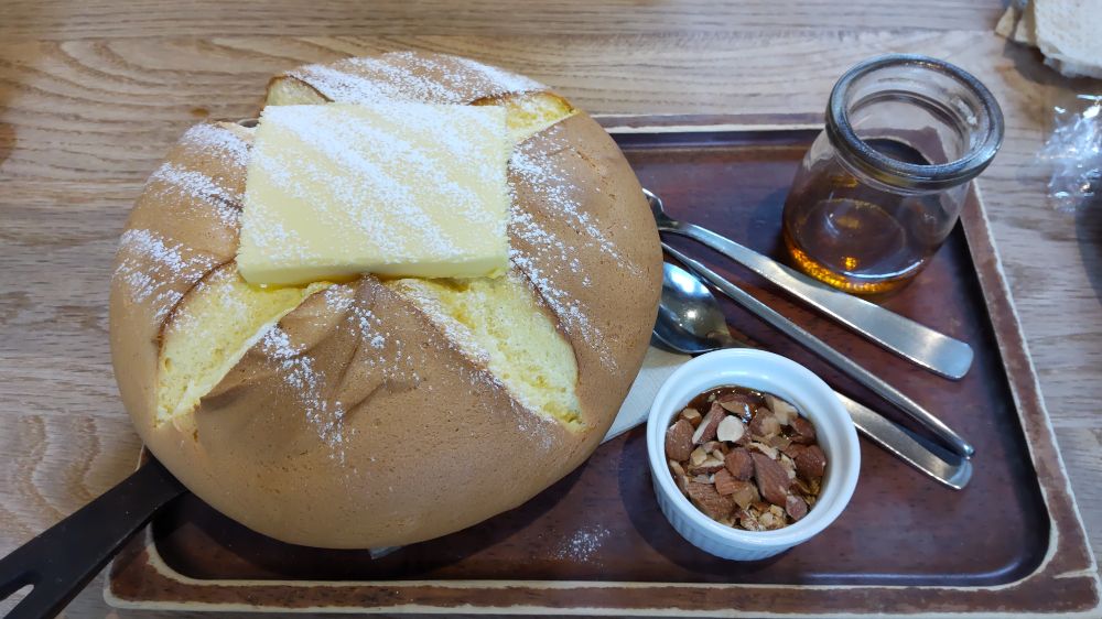 ふわふわ　ぐりとぐらのパンケーキが人気！西東京のコンマカフェ