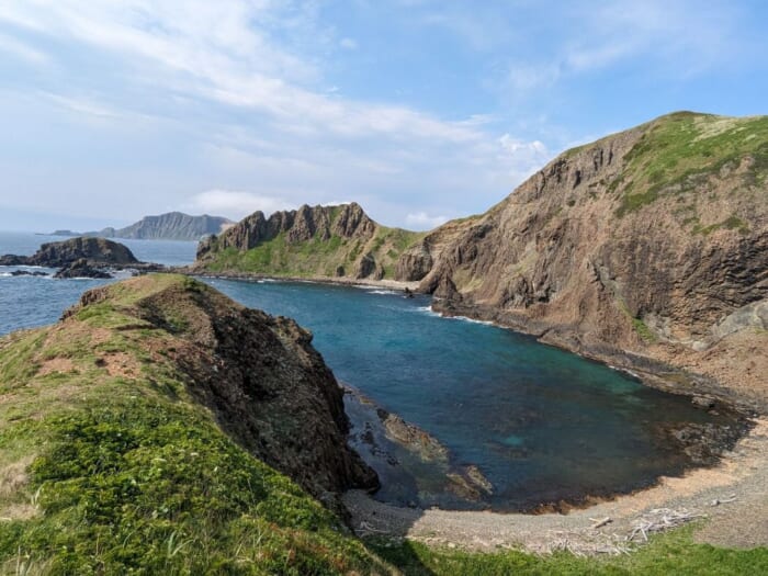 澄海岬は島の北西部にあり、路線バスではちょっと行きにくいスポットです。でも、礼文の澄んだ美しい海を堪能できる場所