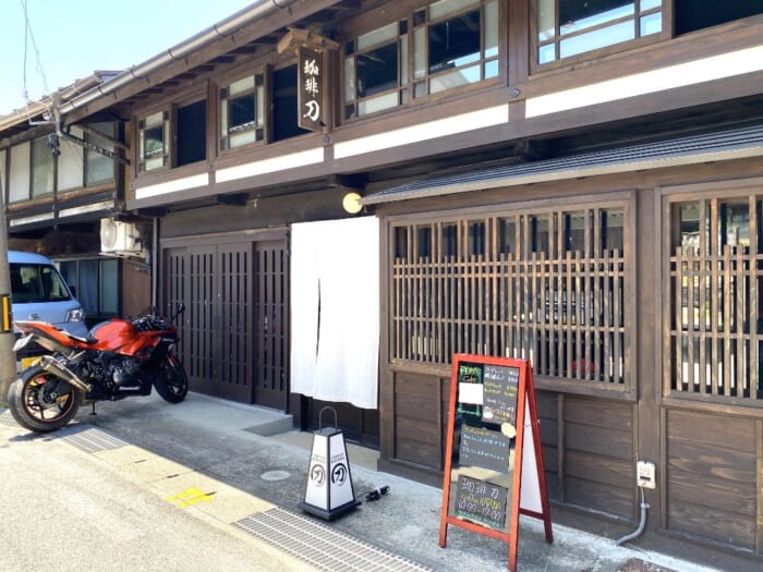 旧宿場町にある秘境カフェへ！移住者夫婦が切り盛りするお店でケーキとコーヒーを堪能_珈琲 刀