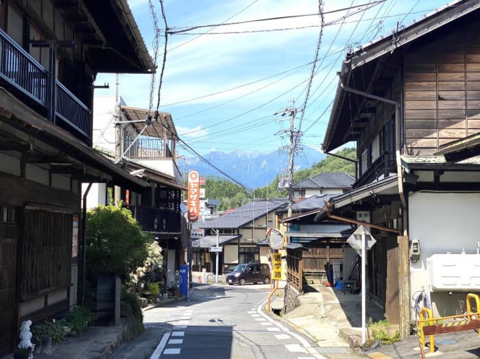 旧宿場町にある秘境カフェへ！移住者夫婦が切り盛りするお店でケーキとコーヒーを堪能