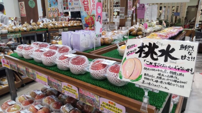 福島の美味しい物が勢ぞろい！1400種類の品揃えを誇る道の駅ふくしま　新鮮な果物をゲットしよう