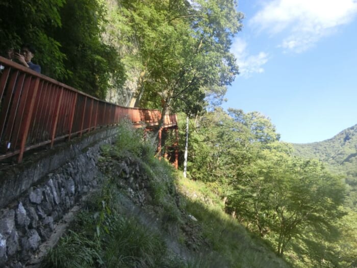 健脚者向き　洞窟探検気分を味わえる不仁洞　山奥の絶景も楽しめます！