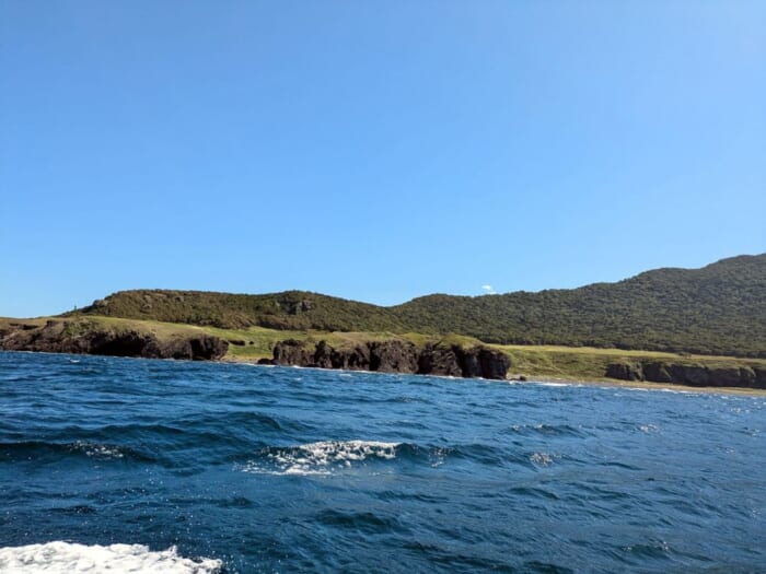 白い波がたっている海_目の前にヒグマの姿も! 海から見る世界自然遺産「知床岬クルーズヒグマウォッチング」レポート