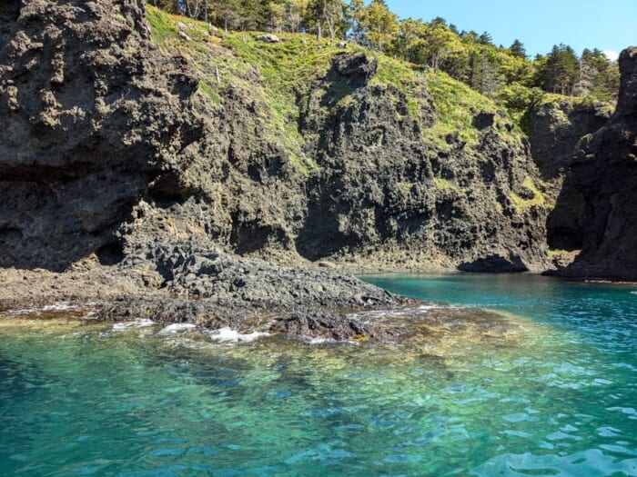 穴間湾_目の前にヒグマの姿も! 海から見る世界自然遺産「知床岬クルーズヒグマウォッチング」レポート