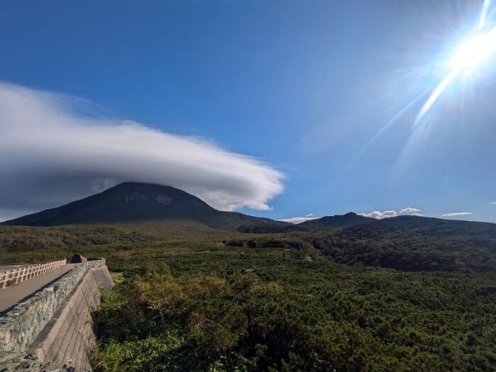 知床峠からの景色_目の前にヒグマの姿も! 海から見る世界自然遺産「知床岬クルーズヒグマウォッチング」レポート