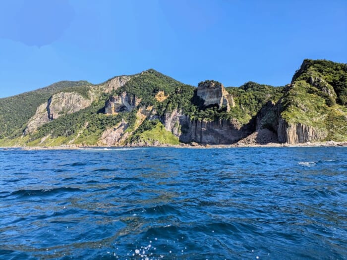 海から見た知床半島_目の前にヒグマの姿も! 海から見る世界自然遺産「知床岬クルーズヒグマウォッチング」レポート