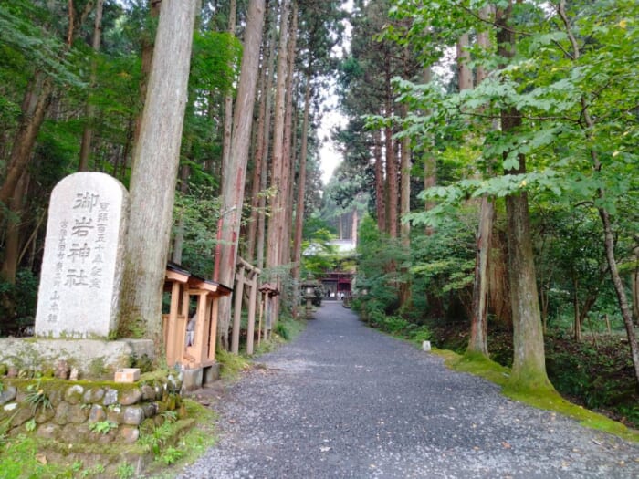 宇宙に向かって光の柱が出てると噂のパワースポット「御岩神社」は神様のデパートだった