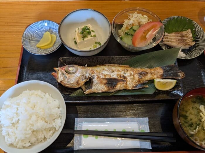 漁港の食堂で新鮮なノドグロを定食でいただく！福江島のランチは「食堂 さんさん」で