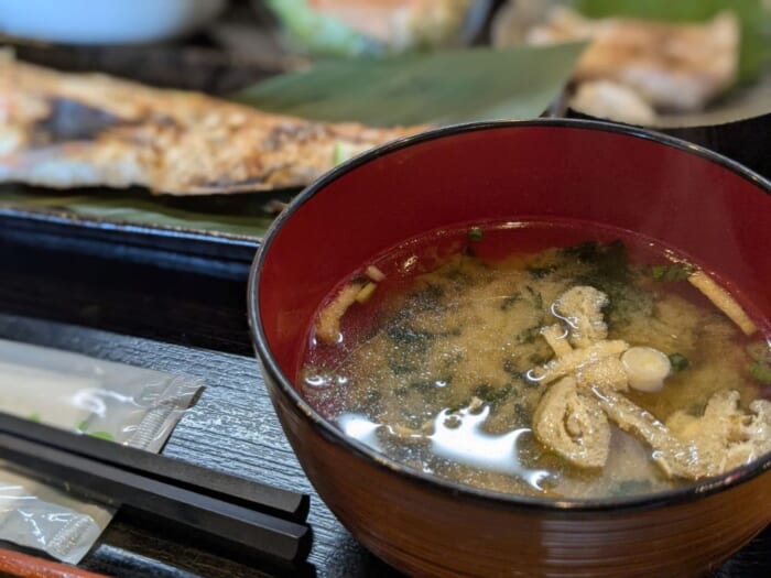 漁港の食堂で新鮮なノドグロを定食でいただく！福江島のランチは「食堂 さんさん」で