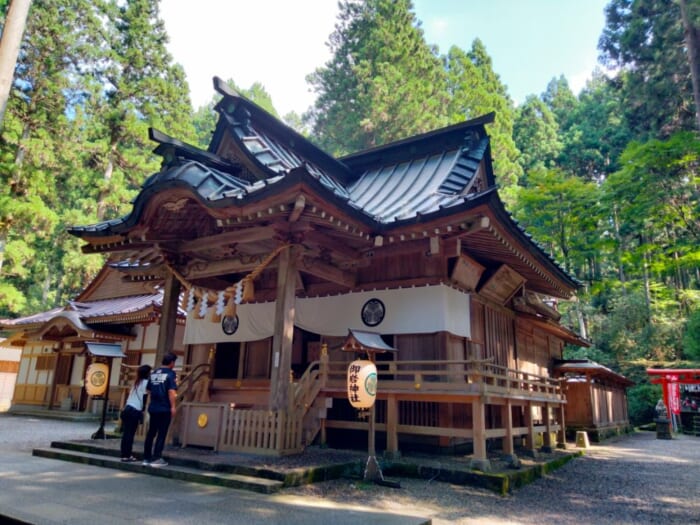 宇宙に向かって光の柱が出てると噂のパワースポット「御岩神社」は神様のデパートだった