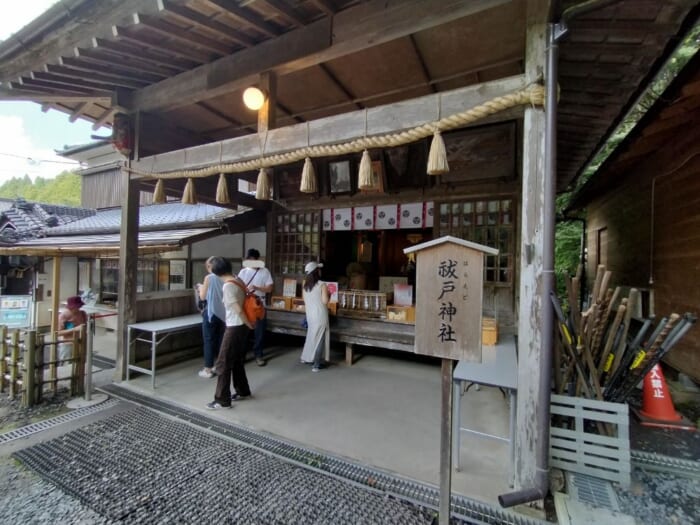 宇宙に向かって光の柱が出てると噂のパワースポット「御岩神社」は神様のデパートだった