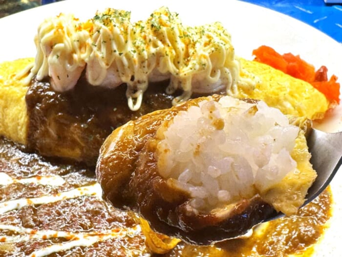 あの大谷翔平も通ったオムカレーの名店！プロ野球のプレミアグッズが並ぶカレー専門店「CRAZY SPICE」へ行ってみよう