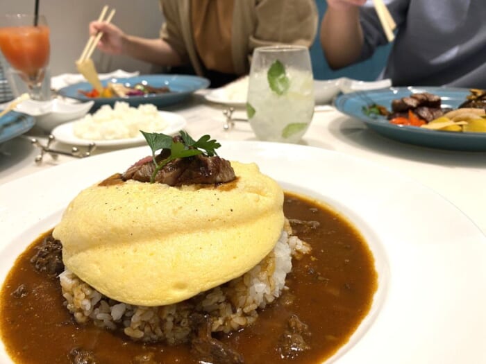 カフェ感覚で利用できる洋食店！おしゃれな店内でカジュアルに神戸牛を楽しめる「amona」