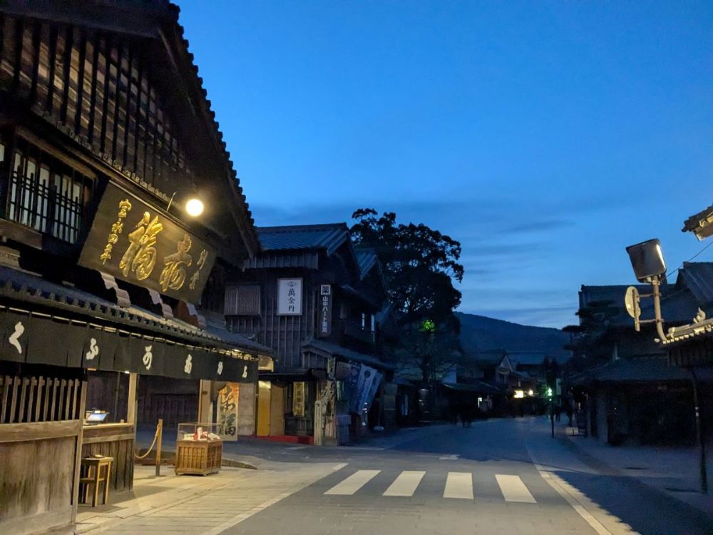 朝5時からオープンしている赤福本店は早朝お伊勢参りの強い味方