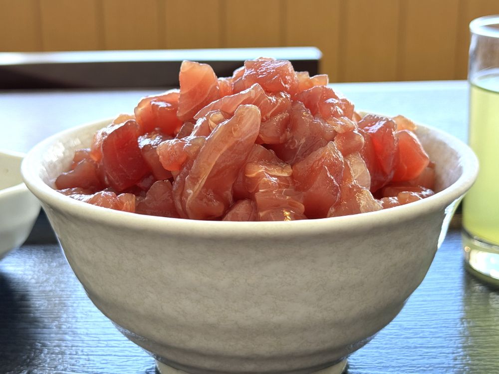 新鮮なまぐろがかけ放題！？ 静岡・清水港そばの「魚市場食堂」で楽しむ贅沢なひと品