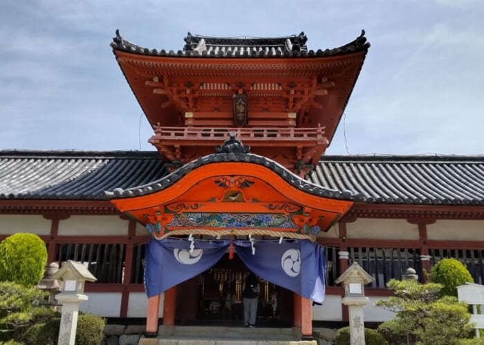 豪華絢爛な社殿は見応え十分 道後温泉で訪れたい神社 伊佐爾波神社