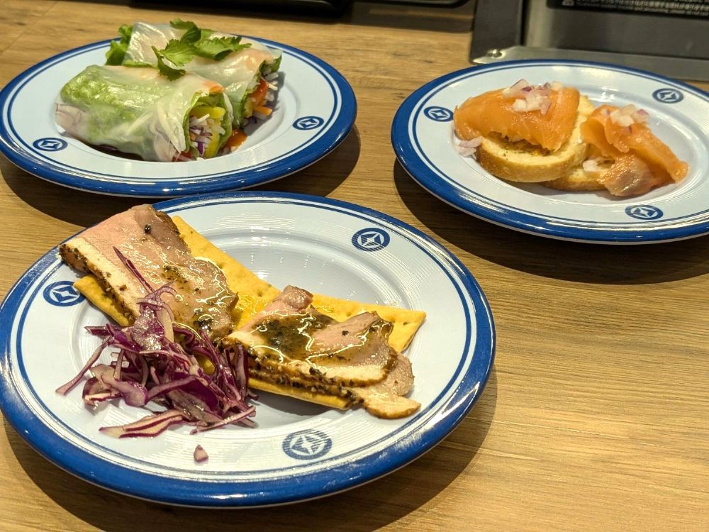 万博くら寿司では世界のメニューが一皿320円！ 予約不可能な“おひとりさま”体験記