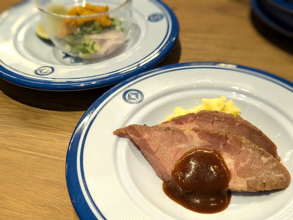 万博くら寿司では世界のメニューが一皿320円！ 予約不可能な“おひとりさま”体験記