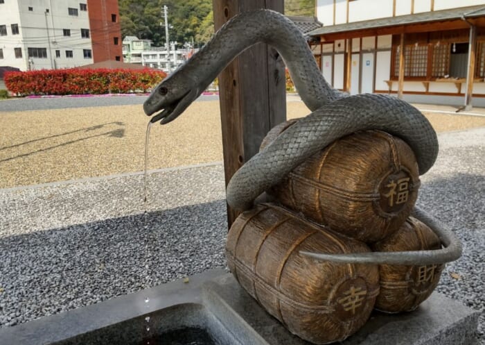 巳年に訪れたい 日本で唯一の生息地 岩国 白蛇を祀る白蛇神社