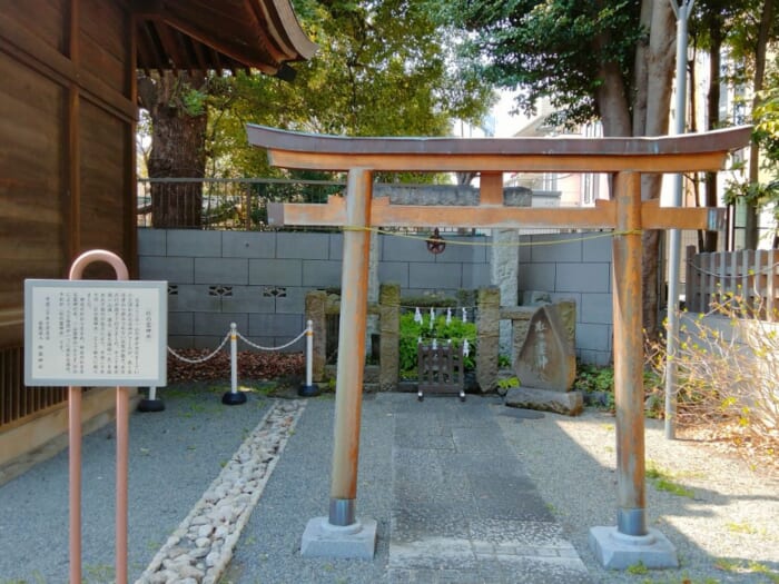 スーパーに霊水!? 田園調布の隣町に鎮座するパワースポット―御嶽の霊水と御嶽神社