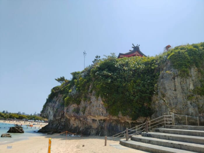沖縄―神様の世界とつながる那覇最大のパワースポット「波上宮」と開運ビーチ