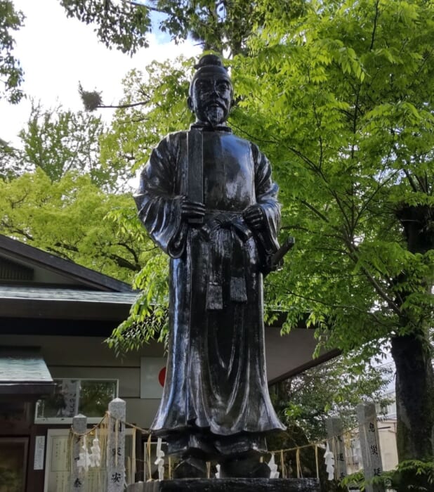 狛犬ならぬ狛イノシシが守る 護王神社は足腰にご利益あり! 足腰祈願をしてたくさん旅に出かけよう!
