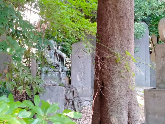 スーパーに霊水!? 田園調布の隣町に鎮座するパワースポット―御嶽の霊水と御嶽神社