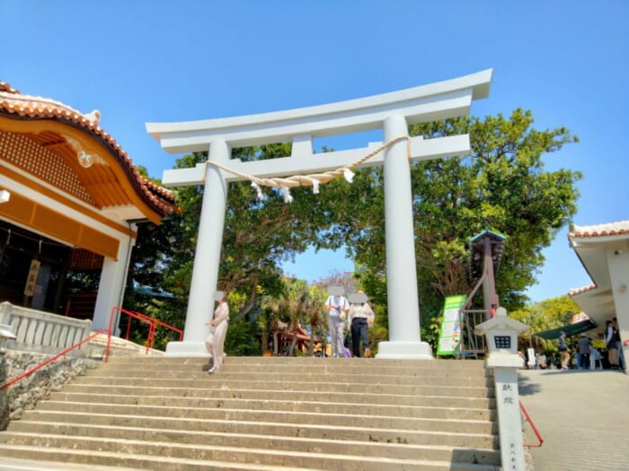 沖縄―神様の世界とつながる那覇最大のパワースポット「波上宮」と開運ビーチ
