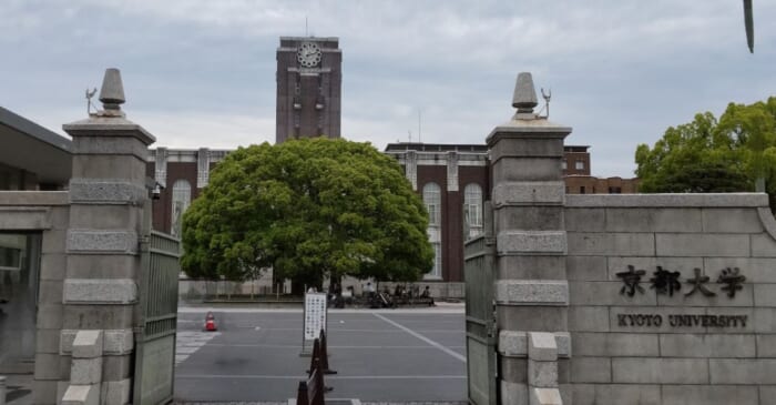 伝統ある京都大学の中に本格的フレンチのレストラン！ 京大生気分で味わってみる